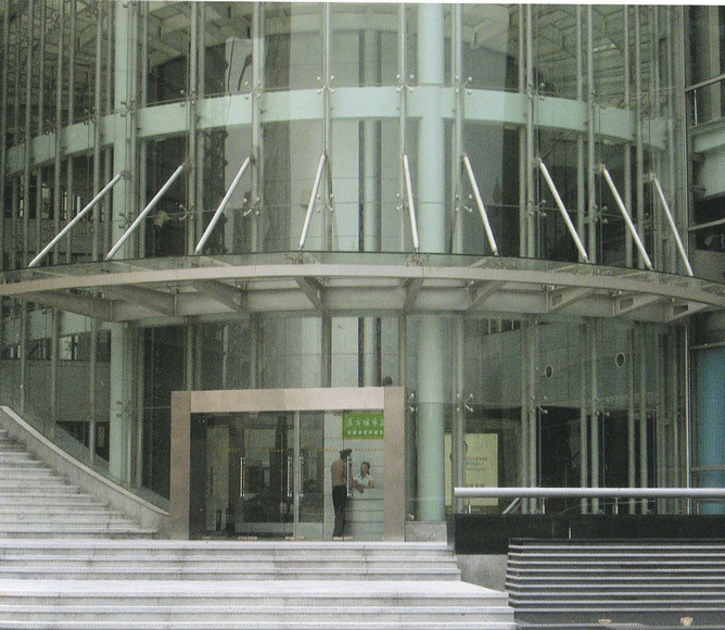 旋轉(zhuǎn)門與工業(yè)門 功能、差異與應(yīng)用場(chǎng)景解析