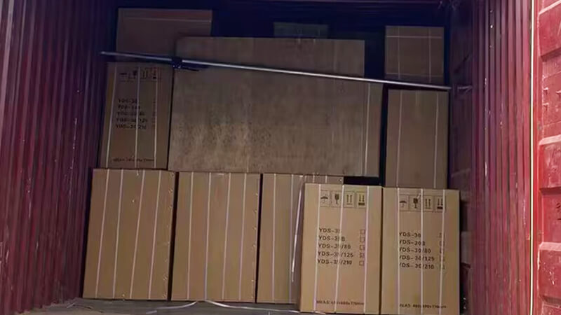 30升35升液氮罐出口裝車，發(fā)往新加坡